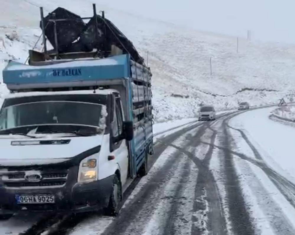 İki ili bağlayan yol beyaza büründü, sürücüler mahsur kaldı 3